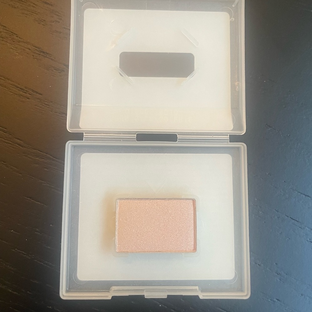 COPY - Mary Kay Spun Silk Mineral Eyeshadow - Soft Cream - Picture 2 of 6